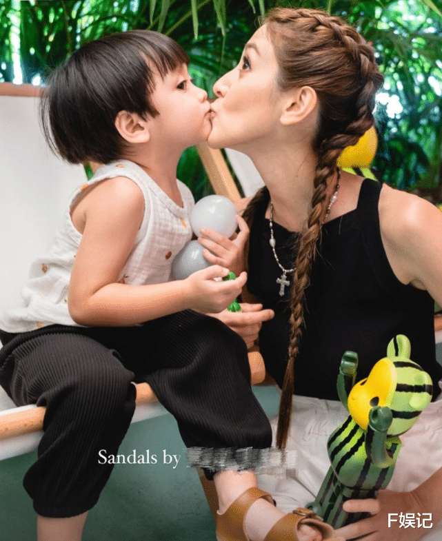 陈凯琳|陈凯琳带儿子出去游玩度过暑假 母子俩嘴对嘴亲吻很有爱