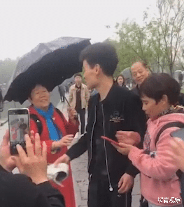 绥青观察 大爷不慎落水，小伙将其救出后被阿姨包围要电话，网友：相中女婿了