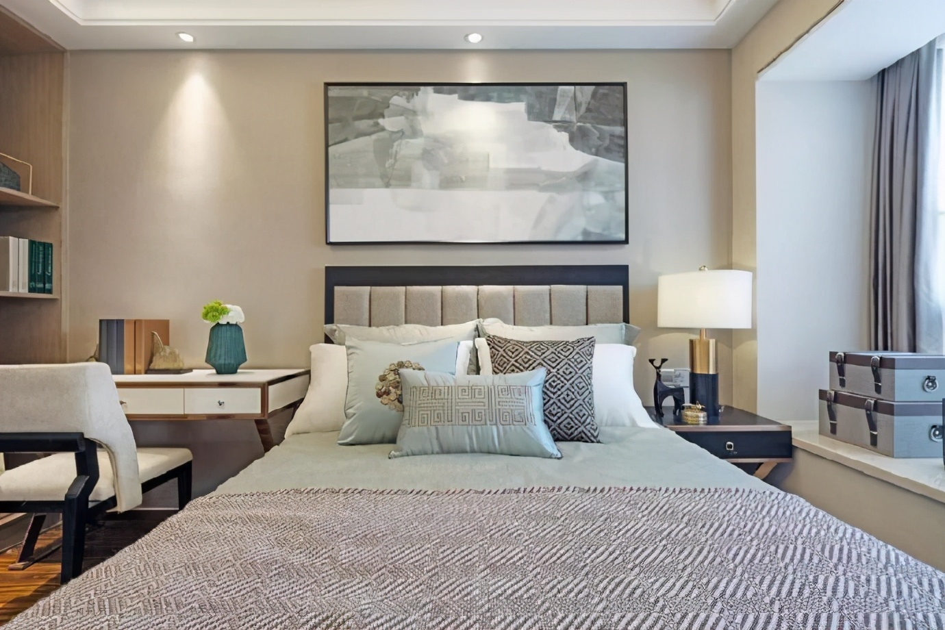 100平的现代轻奢小三居，入户就被装修迷住，温馨大气又漂亮