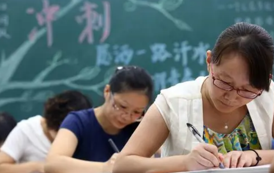 教师|考17次教师编制皆失败,网友晒出6年考编辛酸路:想上岸太难了