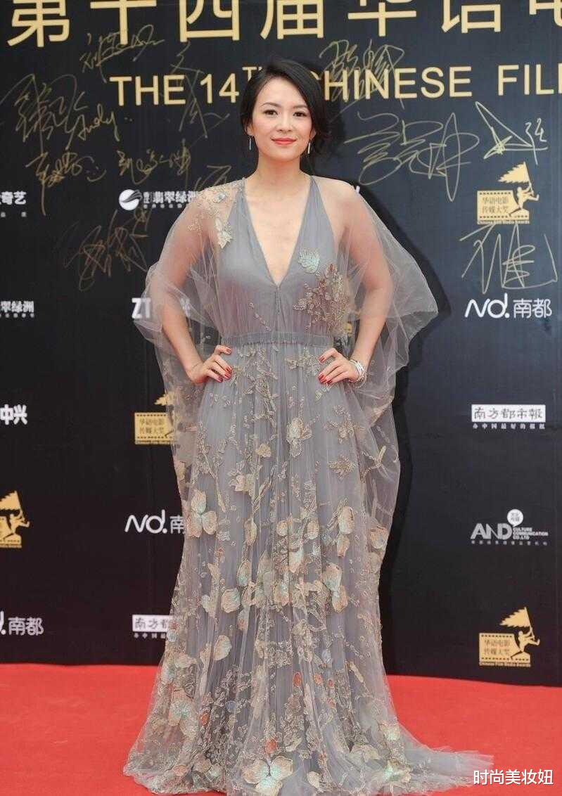章子怡|章子怡二胎后真豪放，穿深V连衣裙还大露背，骨子里的自信难掩