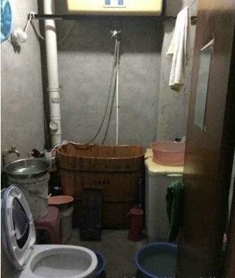 |城里买房之后没钱装修，一家六口住进了毛坯房，一住就是三年！