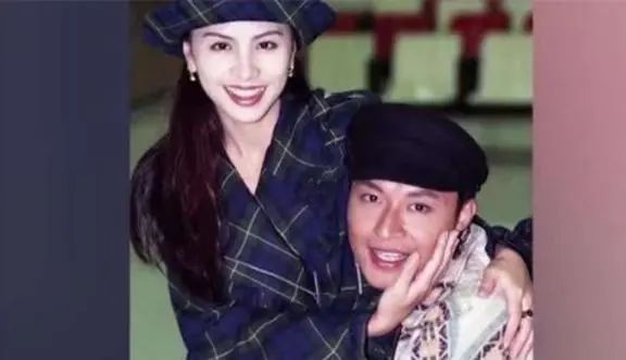 马景涛|59岁马景涛大肚腩抢眼,宽松外套都扣不上,2婚2离一生潇洒