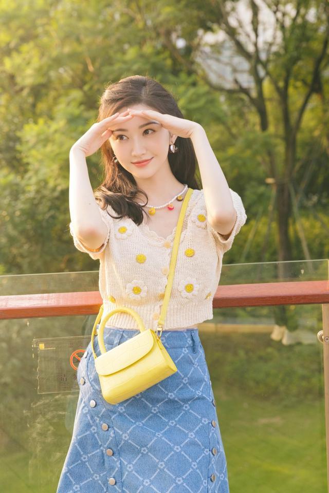 旗袍公馆|景甜真是人如其名，穿针织衫配短裙扮学生妹，惊艳不输“司藤”