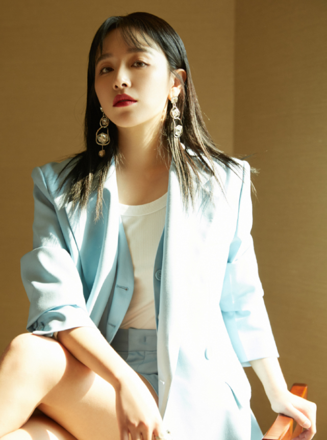 大时尚大观点|阚清子身材被低估了，V领泡泡裙秀丰满曲线，甜酷女孩上线