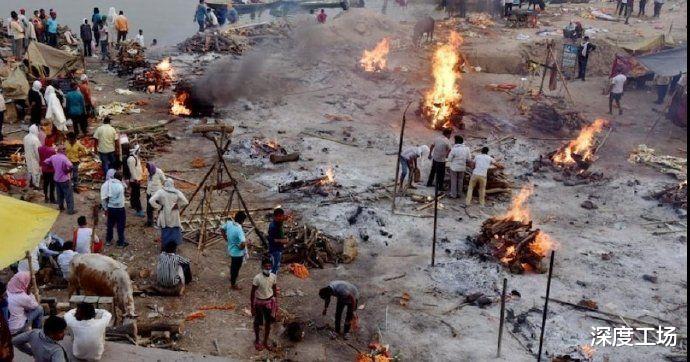印度火葬場崩潰瞭，大批遺體露天架火焚燒：印度空氣是什麼味啊？-圖2
