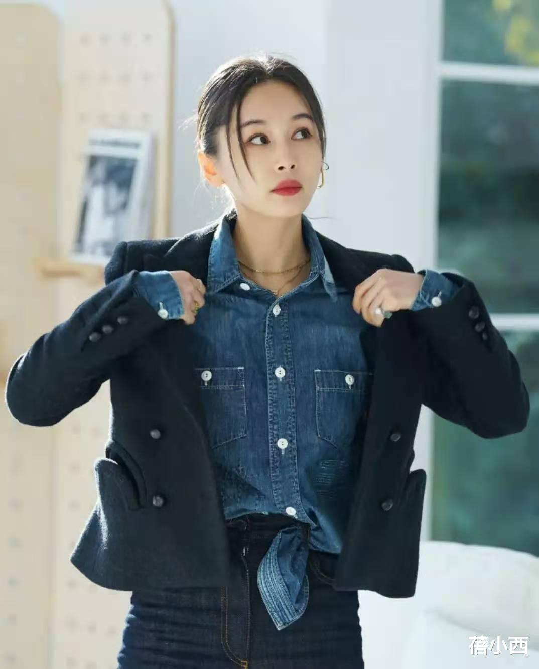 蓓小西 王子文化身为大女人，穿透明上衣配印花半裙，性感撩人又不失气场