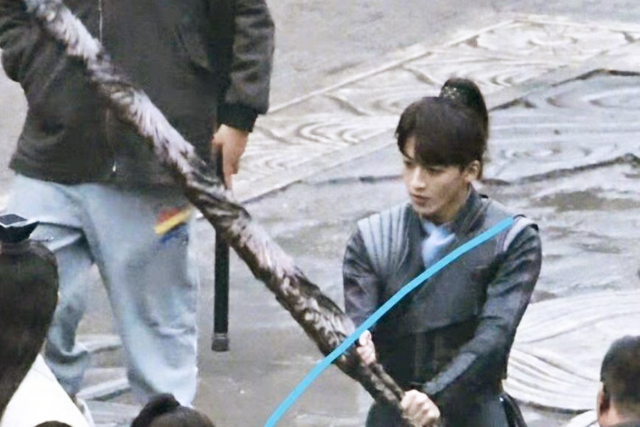 黄日华|何洛洛《斗破苍穹》加长版玄重尺好酷，萧炎三角肌亮了