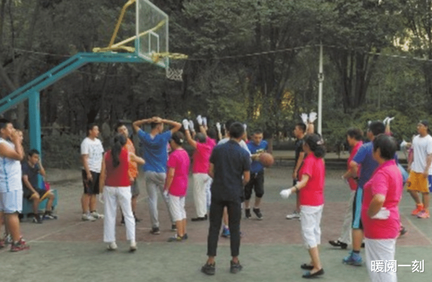 暖阅一刻 大妈跳广场舞要强占篮球场怎么办？法官用判决告诉你：打你的打