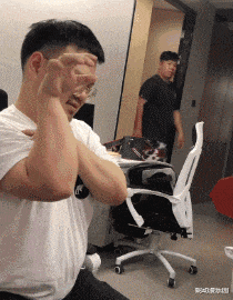 短发 “谁能告诉我这个洞的用处吗？”