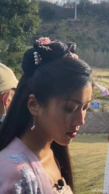 吉克隽逸|吉克隽逸古装路透曝光，黑皮驾驭古装看点满满，头饰廉价感浓郁