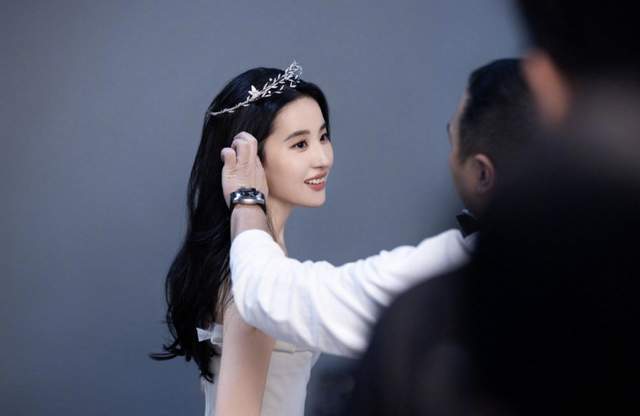 刘亦菲|刘亦菲幼儿园毕业照曝光，扎羊角辫超软萌，网友大赞从小就是C位