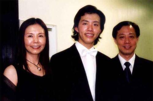 康辉|李云迪的母亲说:网友说我们,我们不在这里呆着了走上国外