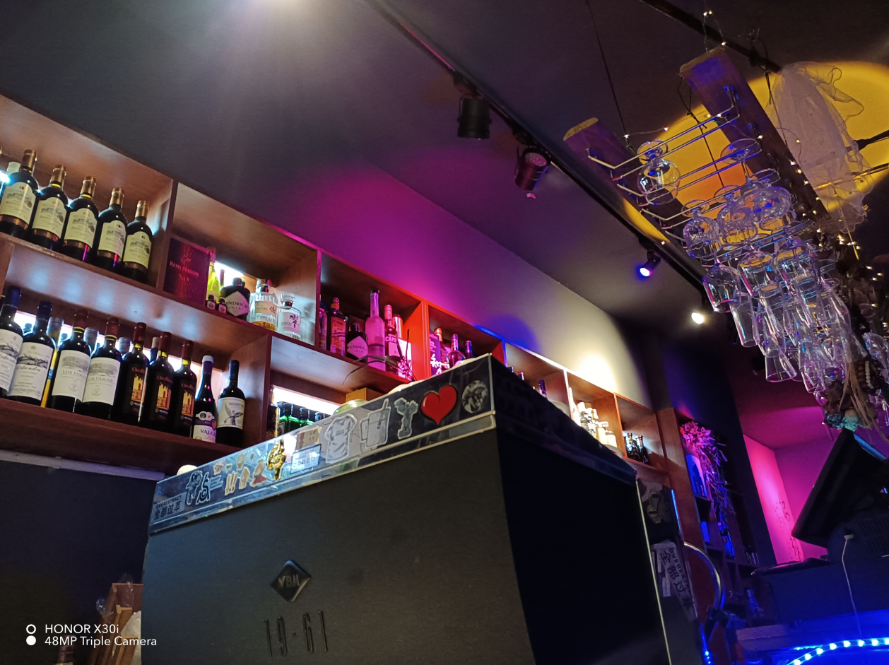 荣耀X30i首发上手体验：千元手机的质感被推上了新高度？