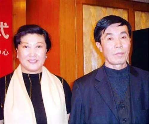 高秀敏|2005年，高秀敏追悼会上众星云集，赵本山低着头若有所思