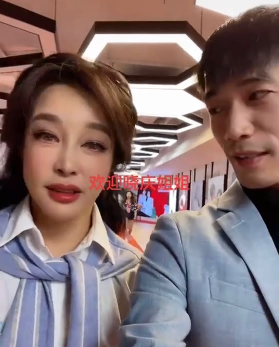 刘晓庆|68岁刘晓庆和鲜肉合影，大眼睛皮肤光滑紧致没皱纹：看她剧长大的