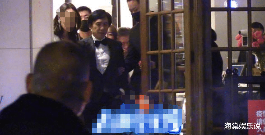 梁朝伟|梁朝伟12月18日深夜醉酒，被年轻女子搀扶出门，众星捧月排场超大