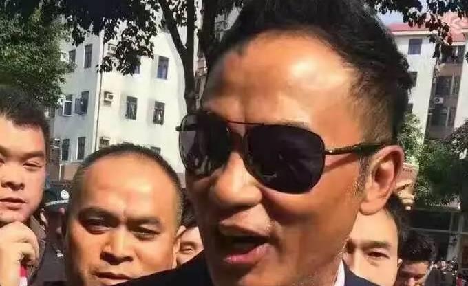 周新平说情感|任达华纵横港圈40年，向华强都不敢惹他，刺伤他的凶手后来咋样？