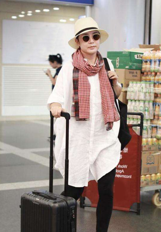 潮流前沿|蒋雯丽越来越会穿,白色长衫配紧身裤,“上松下紧”舒适又时髦