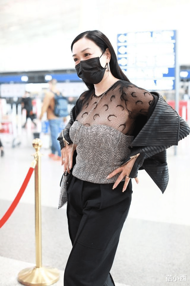 蓓小西|钟丽缇终于认真穿搭，皮衣内搭网纱打底衫，再配阔腿裤时髦又高级