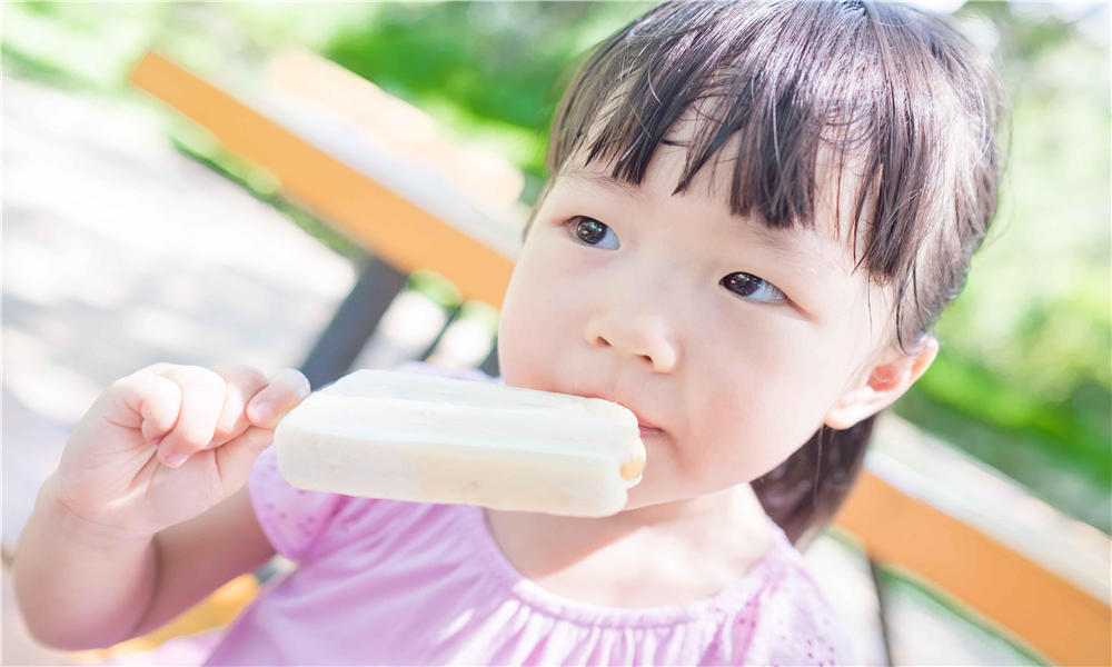 糖果的妈妈|夏天常吃冰淇淋的孩子和很少吃雪糕的娃，差别有多大？爸妈需注意