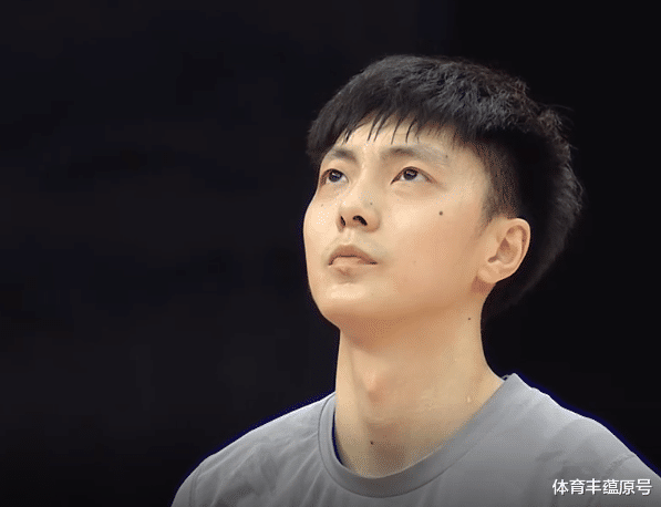 中国男篮|5分之差！一战揭开中国男篮真面目，卫冕冠军保留王牌，两种可能