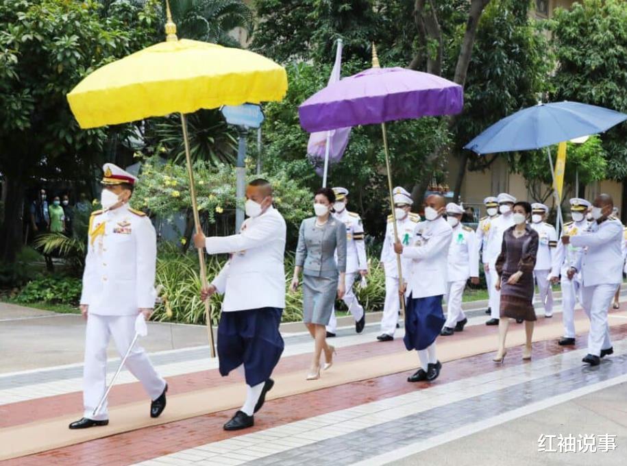 苏提达|42岁苏提达好惊艳，一袭鱼尾裙闪耀全场，波光粼粼宛如美人鱼