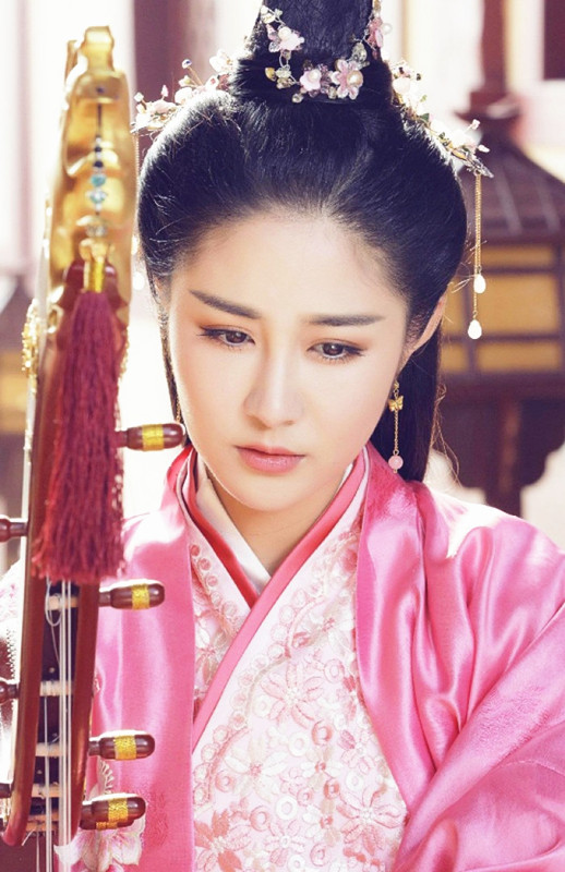 全球时尚号|新生代“花旦”梁田好美，颜值高实力强，服装搭配也是可甜可飒