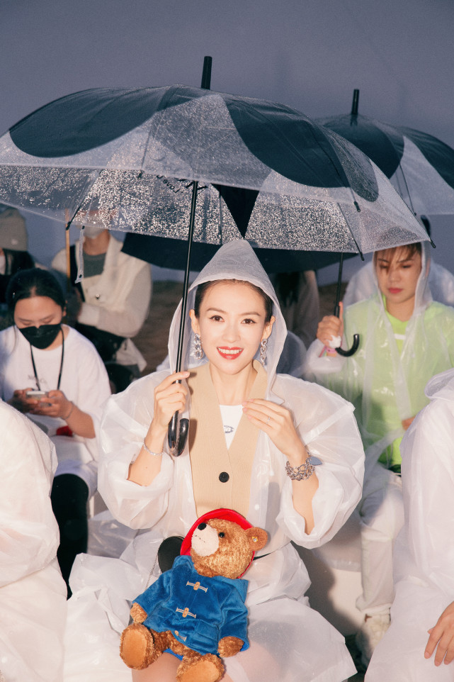 章子怡|章子怡冒雨参加活动，穿雨衣拍写真又美又飒，与粉丝互动接地气儿