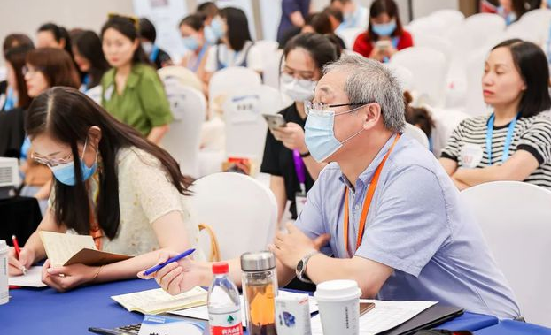 安妈育儿日|取消英语,让其成为“贵族”语言?专家:划分精英与劳动力的界限