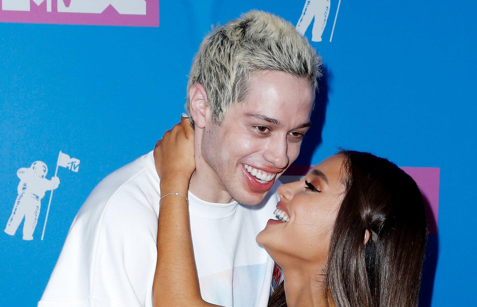 金·卡戴珊|金·卡戴珊为戴维森庆28岁生日,穿配套家居服拍照,关系亲密