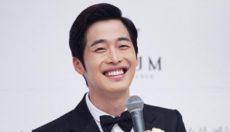 李钰|“微笑天使”金载沅，抱着儿子笑的很好看，娶青梅做老板人生圆满