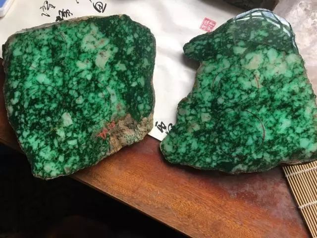 翡翠|藓加绿翡翠和干青种翡翠，哪个价值更高？
