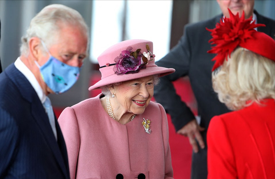 全球时尚风行 74岁卡米拉这次太闪耀！一身中国红亮相抢女王风头，女王粉色好嫩