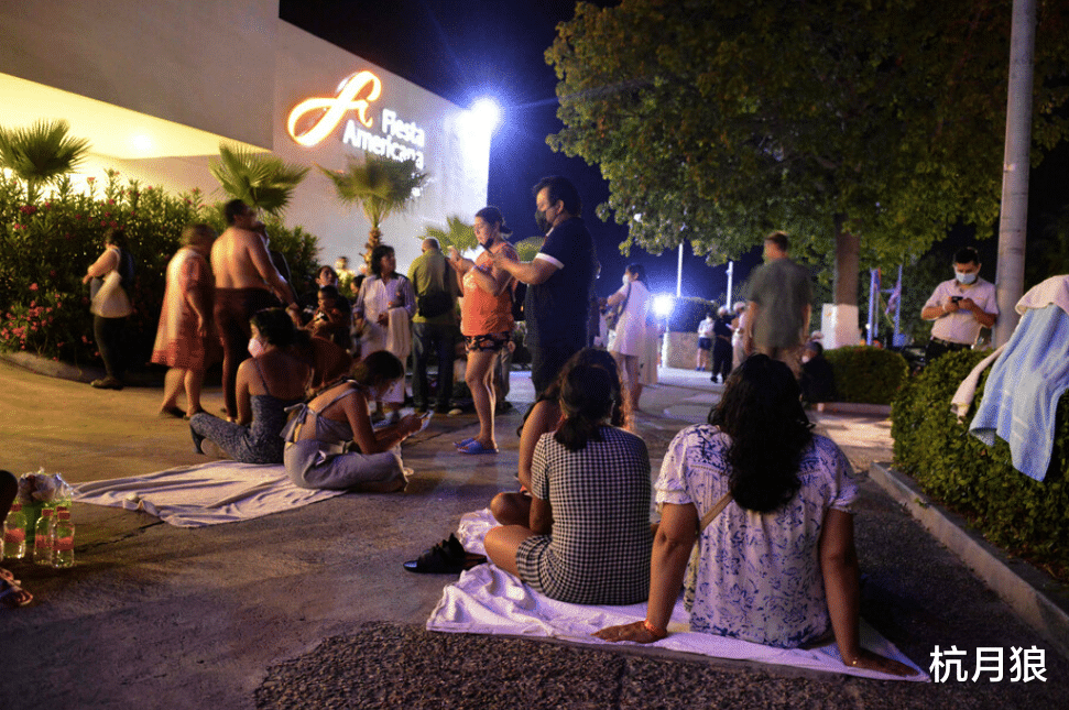 地震 墨西哥地震后不久,天空出现蓝、白、粉三色光的现象。 仿佛世界末日的到来一样