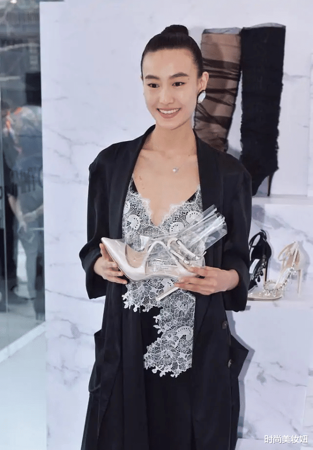 时尚美妆妞|陈冠希老婆太自信了，穿蕾丝睡裙配西装，扎“道姑头”意外高级