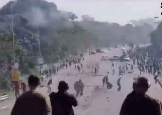  8人持枪大战，对战1000名黑人攻击，72人当场死亡！