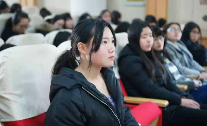 大学|垫底985和顶尖211大学,哪个更有含金量,网友:宁做凤尾不做鸡头