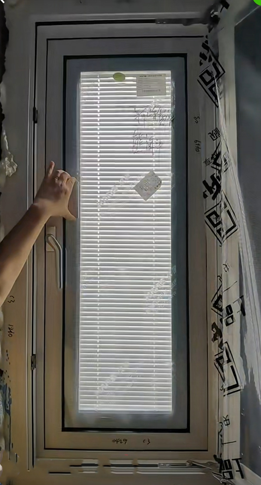 卫生间换窗户，用内置百叶的很不错