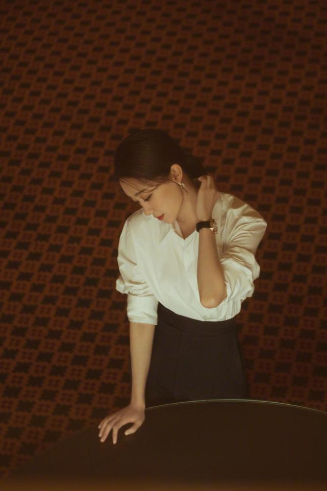 穿衣搭配|红气养人！张小斐职场造型终于不踩雷，黑白搭配简约高级优雅爆棚