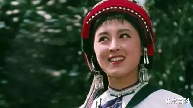 斛珠夫人|一代美神杨丽坤精神失常，28岁未婚，因药物关系一度胖到180斤