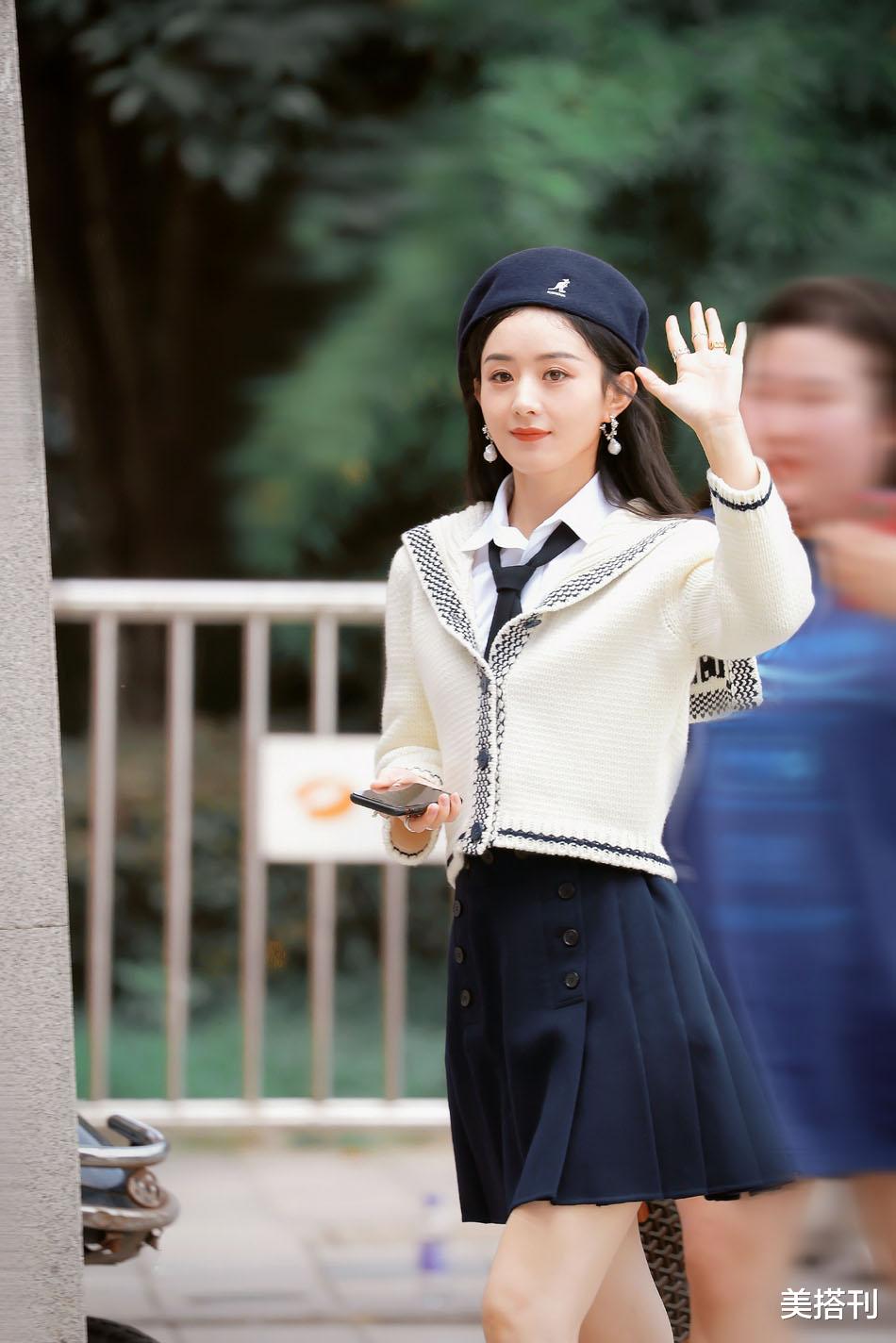 赵丽颖|赵丽颖刻意营销少女感？33岁穿学院风青春活力，网友：脸有先天优势