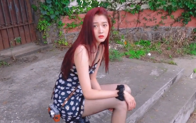 关晓彤|关晓彤：假期吃吃喝喝，到青岛走了一天的路连丝袜都被“蹭破了”