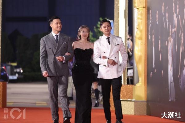 万千星辉2021|《万千星辉2021》艺人们都穿着战衣现身走红地毯，一起来看看吧！