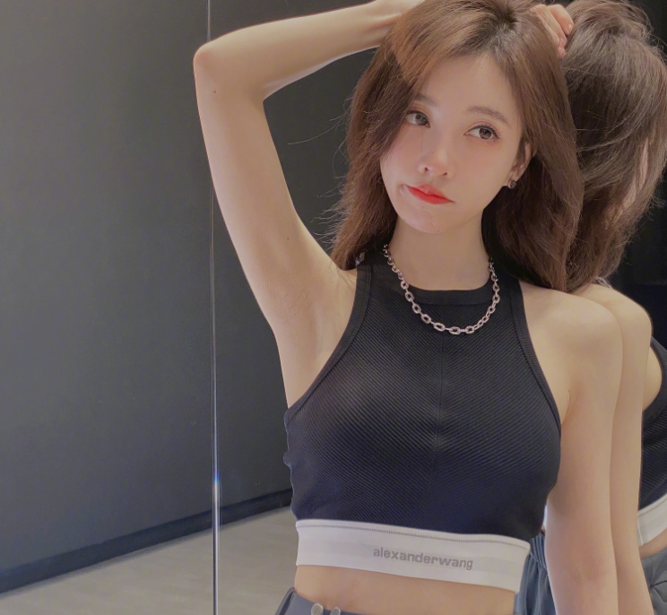 王力宏|冯提莫练习室美照，小蛮腰遇上直角肩大秀好身材，风格大变引热议