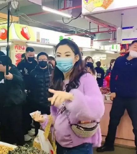 张柏芝|张柏芝穿丁字连体泳衣玩水，秀“葫芦身材”，凹凸感强