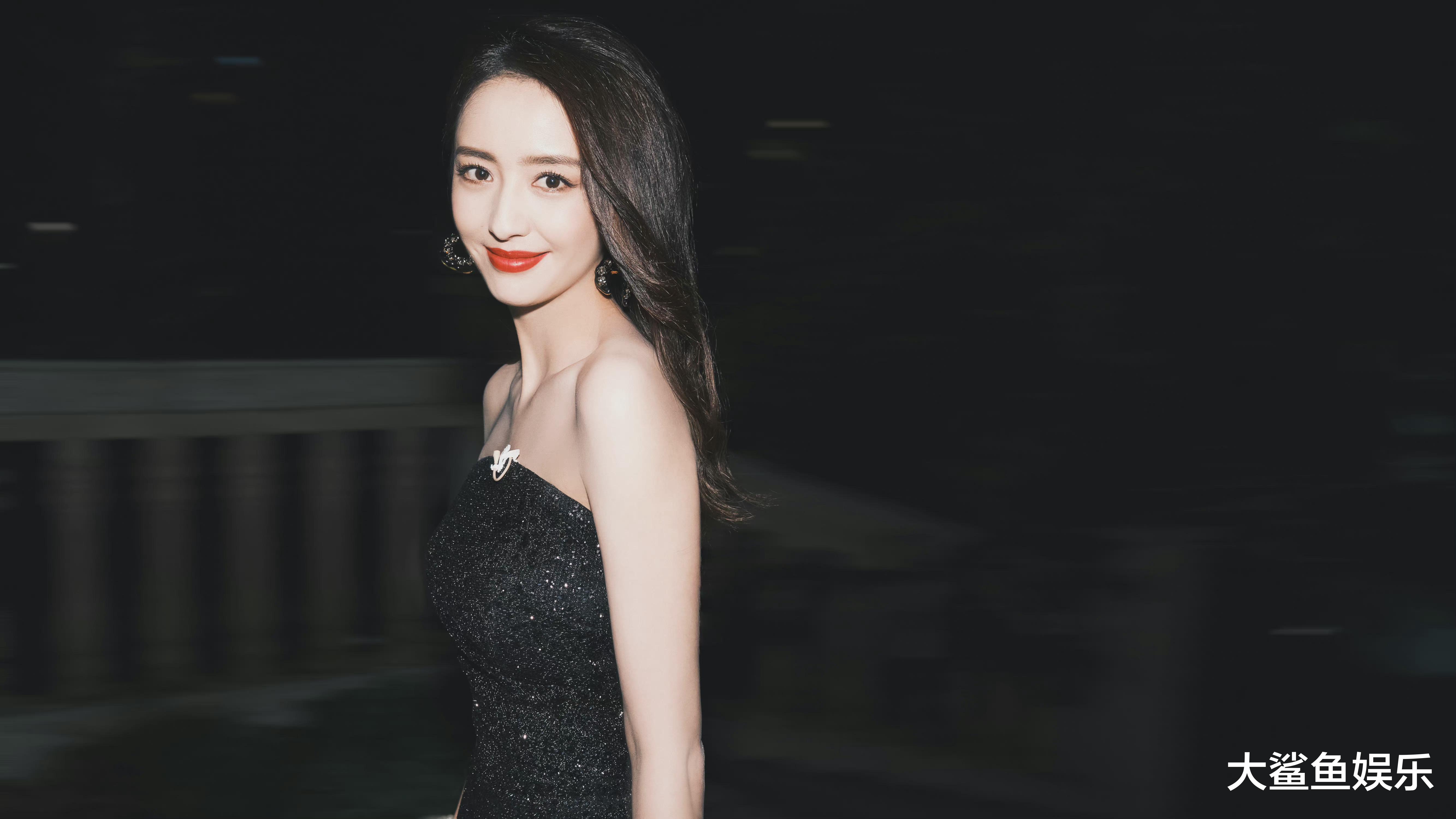 杨丽菁|佟丽娅一袭黑色亮片长裙搭配长卷发与夸张耳饰，优雅婉约