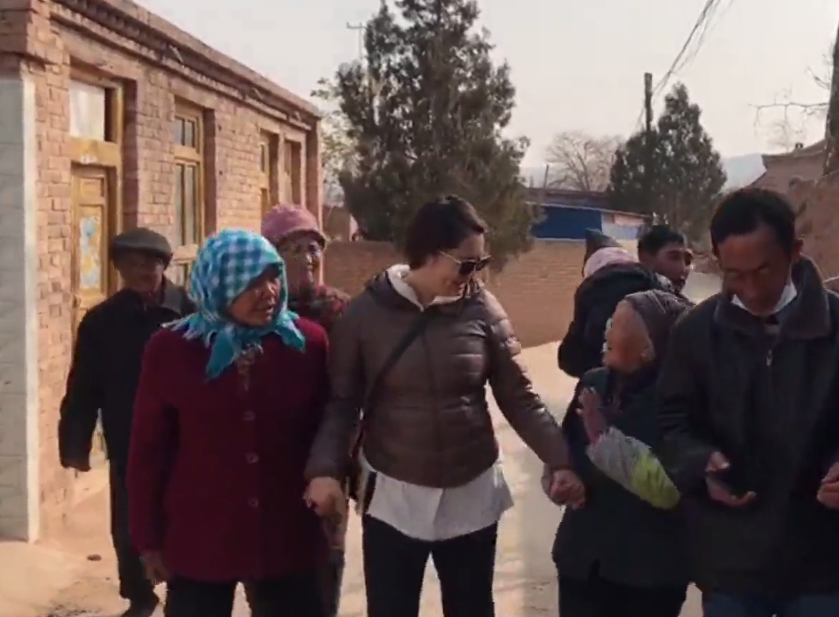 袁立|48岁袁立素颜近照曝光！身材发福打扮似路人，三婚嫁小11岁老公