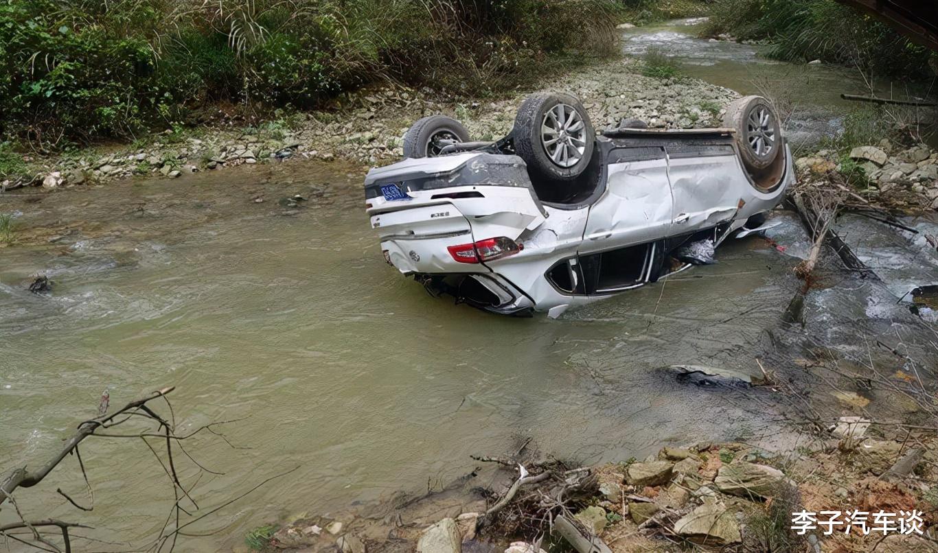 思域 思域冲出公路撞成“分体车”，网友：这是在平地飞行吧