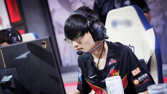 jkl JKL女友捐款5555遭网友质疑,微博被黑粉集体爆破:就这?